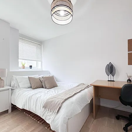 Business - Relocating - Insurance - Free Parking شقة